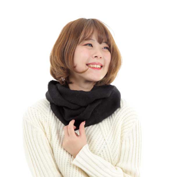 アルパカグッズを身にまとい、暖かそうにしている女性
